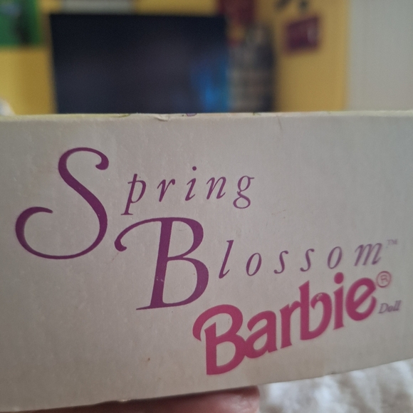 AVON EXCLUSIVE Spring blossom Barbie - Picture 9 of 12